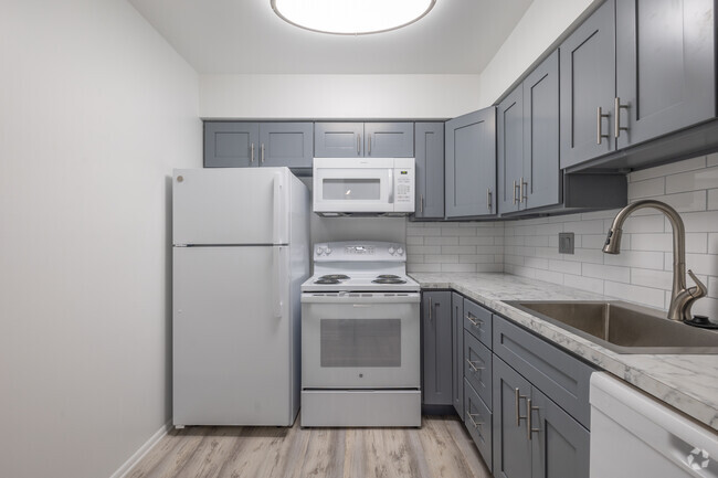 2BD, 1BA - 845SF - Kitchen - Whistlewood Commons