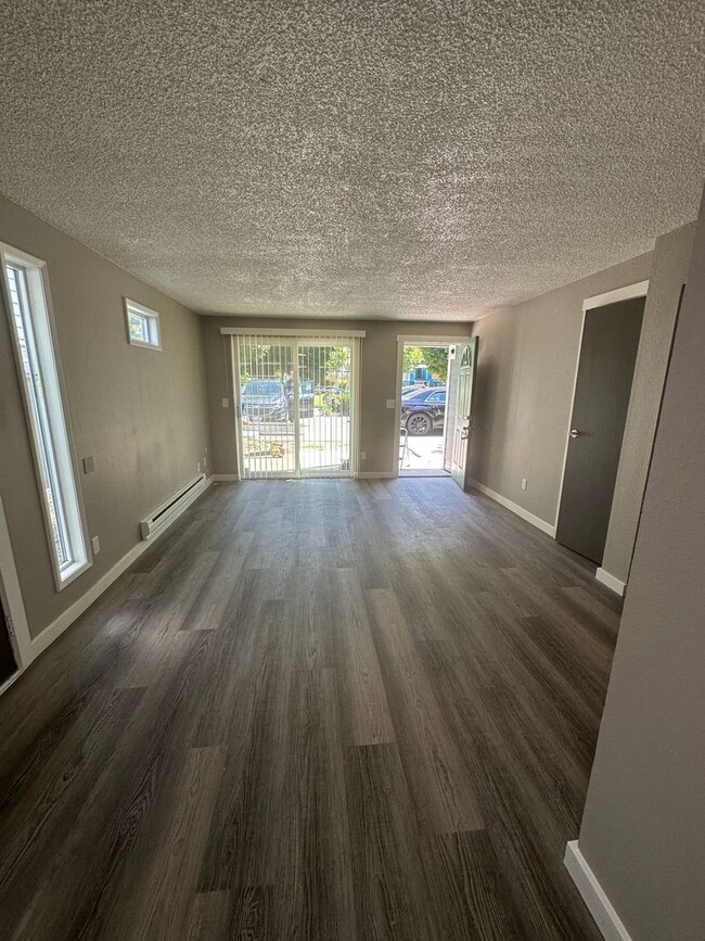 Foto del edificio - Downtown Renton ground floor gated condo f...