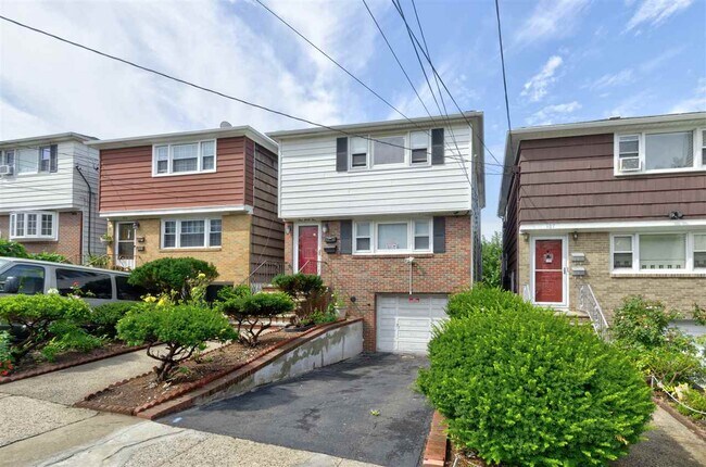 Building Photo - 135 McAdoo Ave