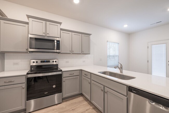 Foto del edificio - 3BD Townhome Convenient to Hwy 74/ Minutes to Bypass- JANUARY MOVE IN