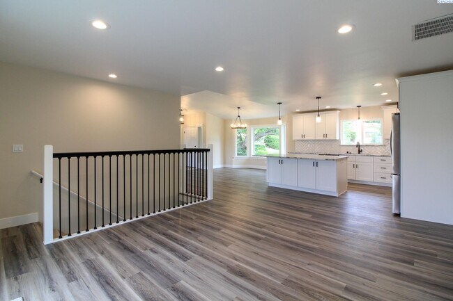 Foto del edificio - 5 Bed/3 Bath House in Kennewick Canyon Lakes