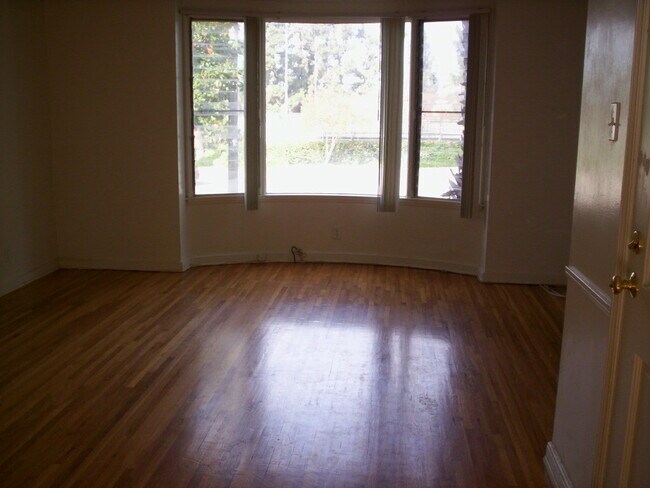 Foto del edificio - 348 Amherst Dr