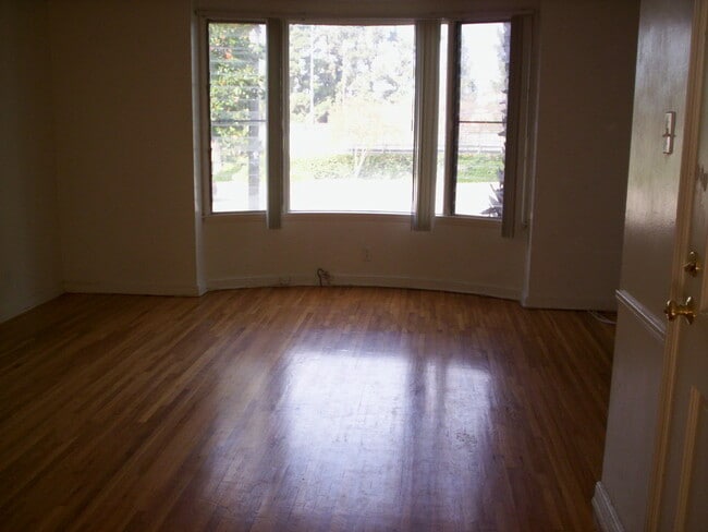 Building Photo - 348 Amherst Dr