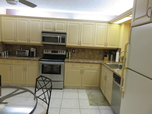 Building Photo - 5533 Fairway Park Dr