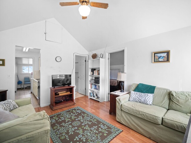Building Photo - Cozy 1-Bedroom Rental – All Utilities Incl...