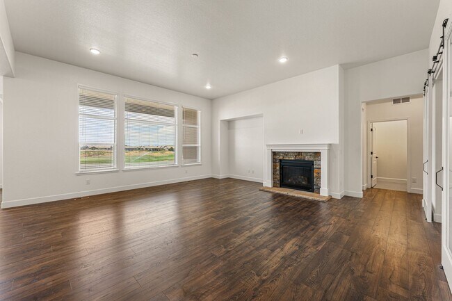 Building Photo - Gorgeous Home on Buffalo Run Golf Course!