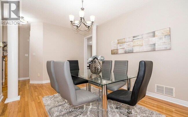 Photo du bâtiment - 24 Cozens Dr