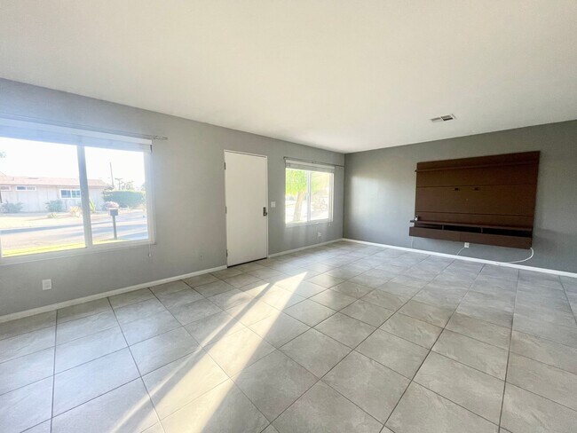 Foto del edificio - AVAILABLE NOW! 3 Bedroom 2 Bathroom Palm D...