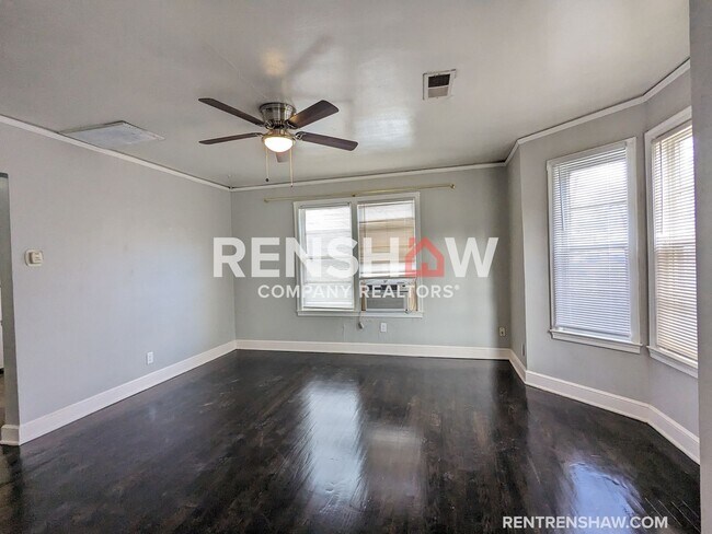 Building Photo - Renovated 1/1 Duplex Now Available - Corne...