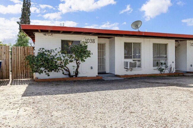 Foto del edificio - Available March 1, 2026. Updated 2 Bedroom 1.5 Bath Duplex with private dedicated pool.