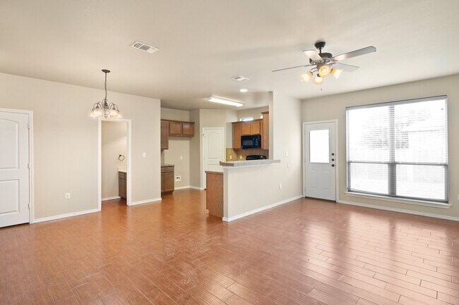 Foto del edificio - Beautiful 3 Bedroom Duplex Located in New Braunfels, Texas!
