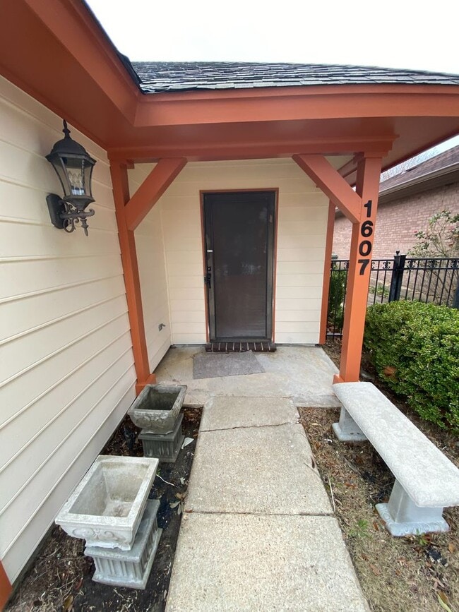 Building Photo - 1607 Salisbury Pl