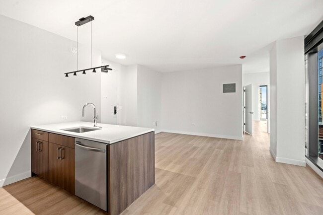 Building Photo - 1106 W Van Buren St