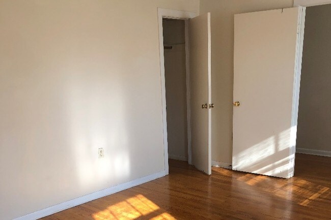 Bedroom - 325 Main St S