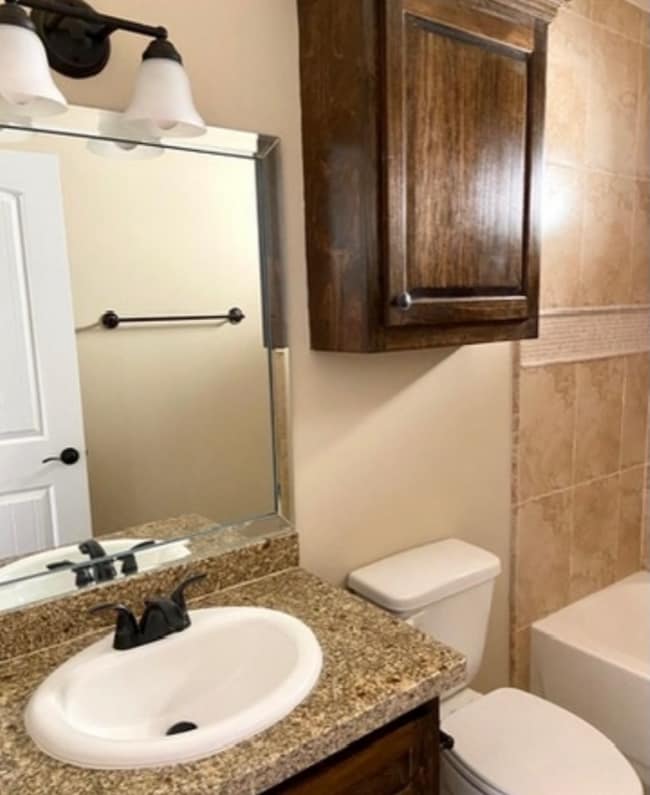 Building Photo - 2021 Treasure Oaks Dr