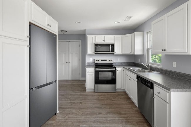 Building Photo - Beautiful Newer Townhome!