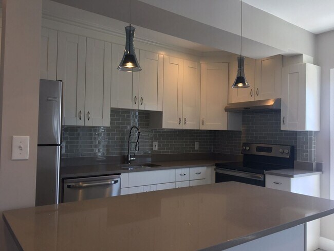 Foto del edificio - 3 bed/1.5 bath in Allston available for a September 1st move-in