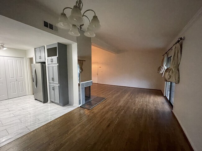 Building Photo - 236 East Green