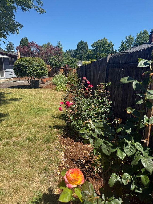 Building Photo - Stunning Pet Friendly Three Bedroom Corval...