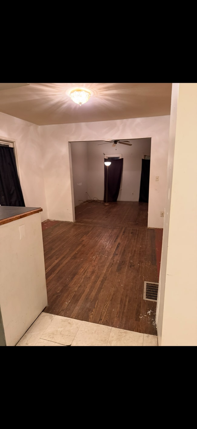 Building Photo - 68 Barton St