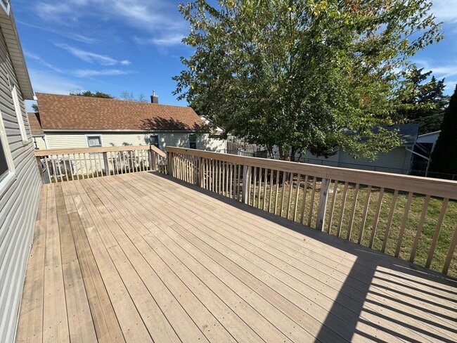 Building Photo - Updated 2 Bedroom Home with Central Air, H...