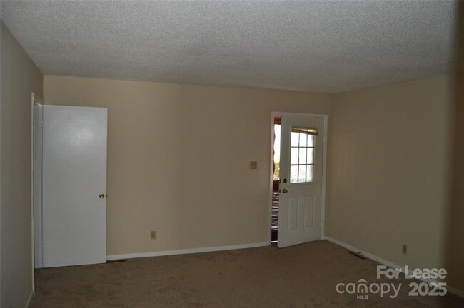 Building Photo - 221 Kelly St