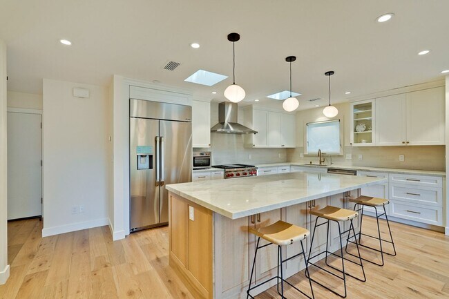 Building Photo - Gorgeous 4 bed, 3 bath home with a bonus r...