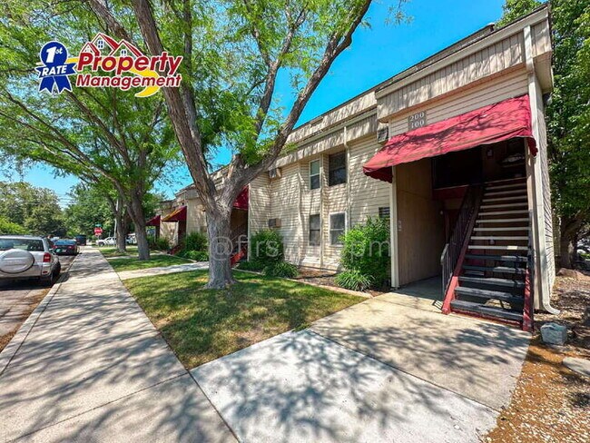 Foto del edificio - 1681 N Laurel St
