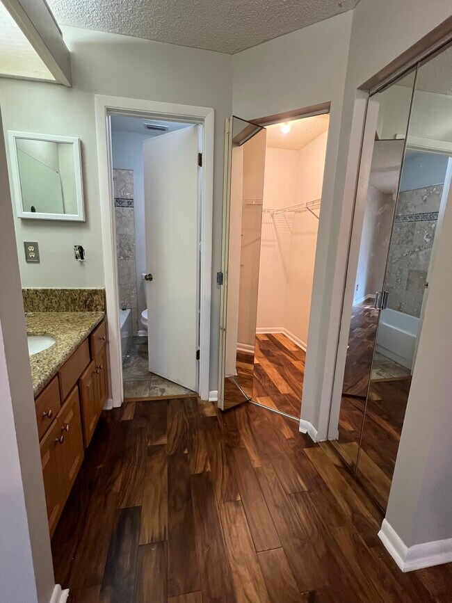 Foto del edificio - 8343 Westover Ct