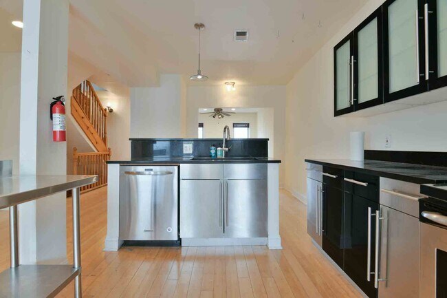 Foto del edificio - 714 Rock Creek Church Rd NW