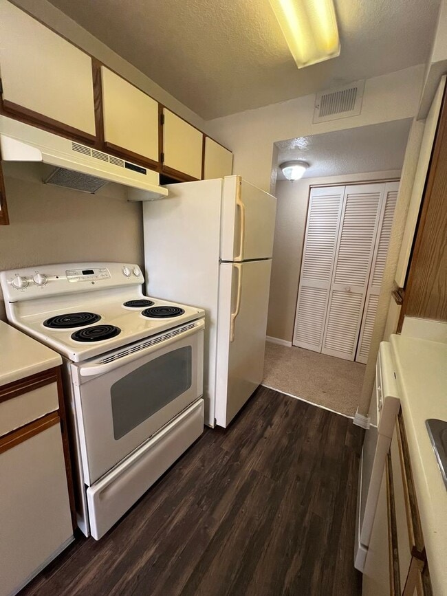 Building Photo - $500 OFF 1 BED 1 BATH CONDO IN THE HEART O...