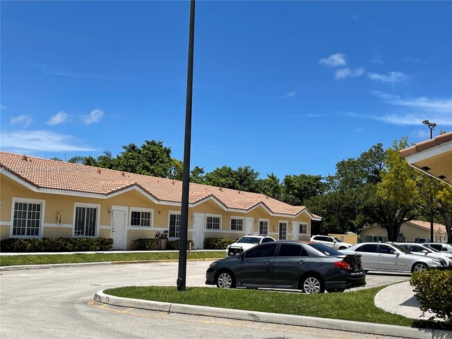 Foto del edificio - 3846 SW 48th Ave   Pembroke Park Fl 33023