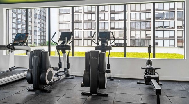 Building Photo - 5440 N Sheridan Rd