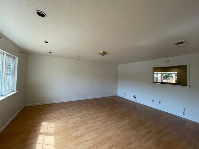 Building Photo - 3bd/2ba house close to great schools - Com...