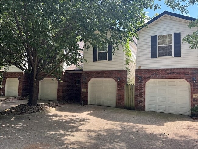 Photo - 902 S Wood Ave Townhome