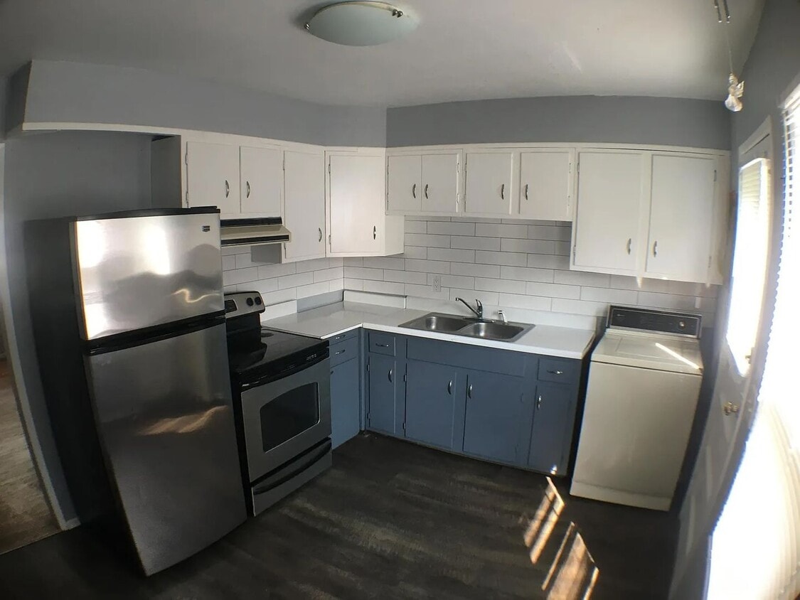 Primary Photo - 2 bedroom 1 bath with fenced backyard
