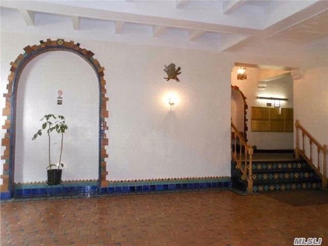 Foto del edificio - 8309 Lefferts Blvd