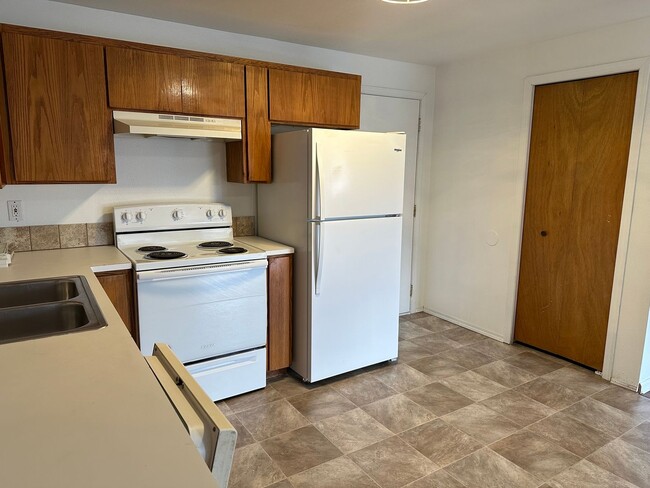 Building Photo - Single Level 3 Bedroom 2 Bath Unit With Ne...