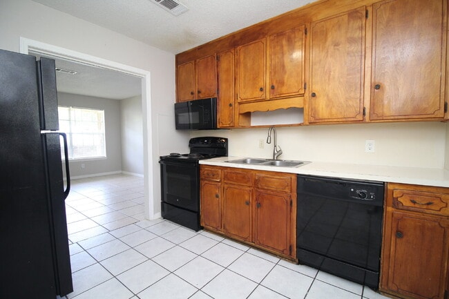 Foto del edificio - 2-Bedroom Duplex Near UWF – Tile Floors, G...