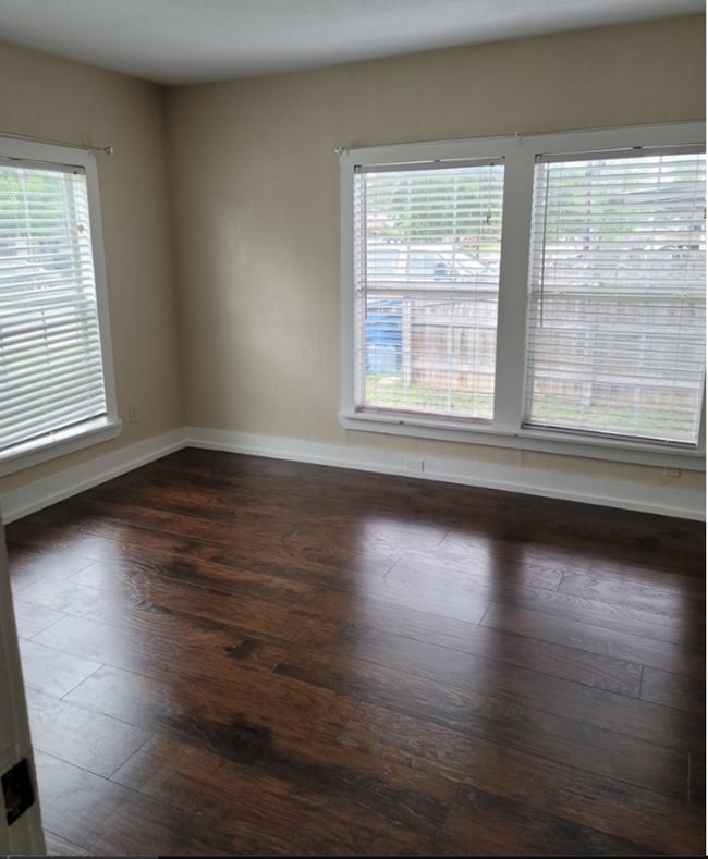Building Photo - FOR LEASE!!