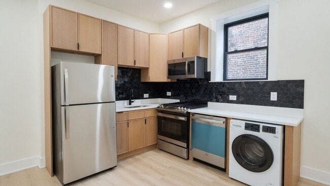 Building Photo - 944 N Damen Ave