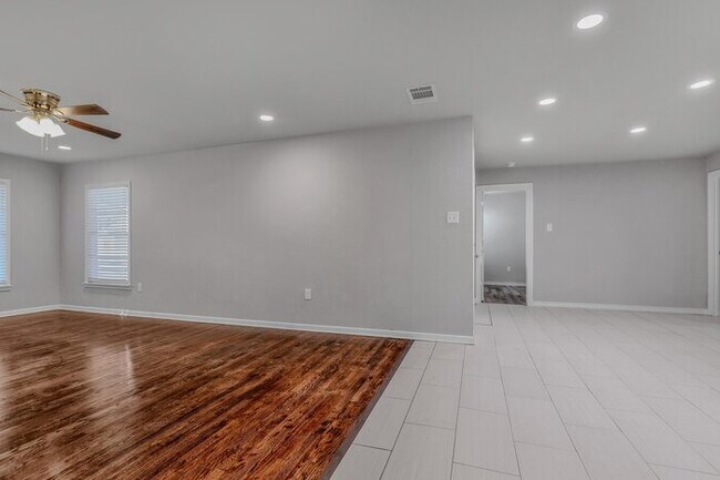 Building Photo - 811 Seven Oaks Rd