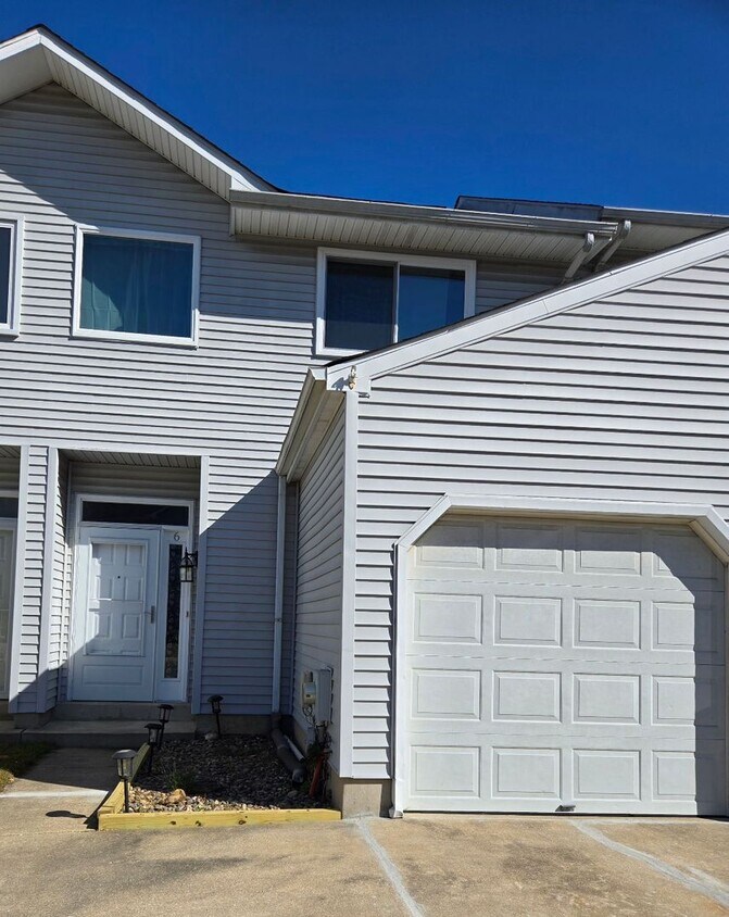 Foto principal - Aspen Woods - 3 Bedroom, 2.5 Bath Townhome