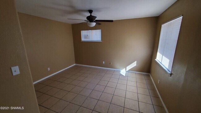 Building Photo - 1402 S Espina St
