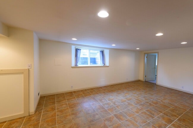 Building Photo - 1036 NE 98th St