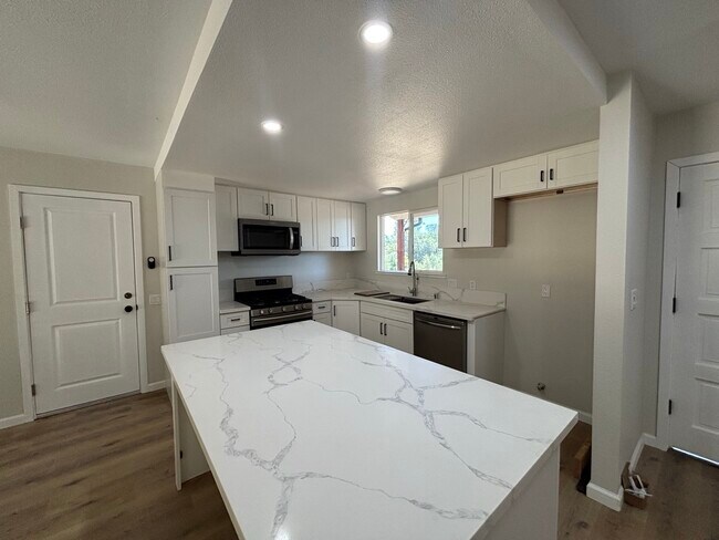 Foto del edificio - 4064 Chestnut Ln