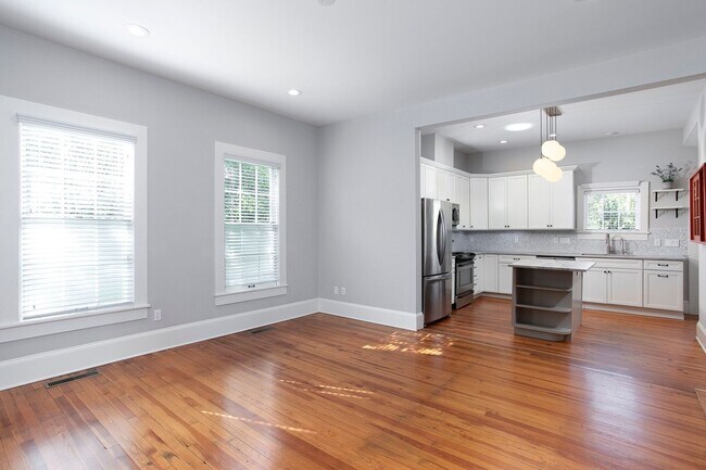 Foto del edificio - Gorgeous Historic 3 bed 2 bath at Golden B...