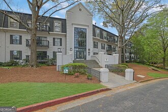 Building Photo - 1104 Pine Heights Dr NE