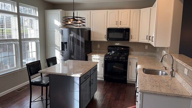 Building Photo - Beautiful, Large 3 Bedroom in Cranberry Twp!
