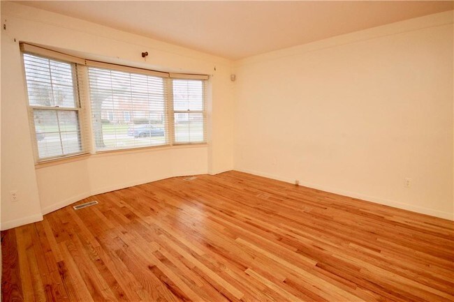 Foto del edificio - 580 Fox Hills Dr S